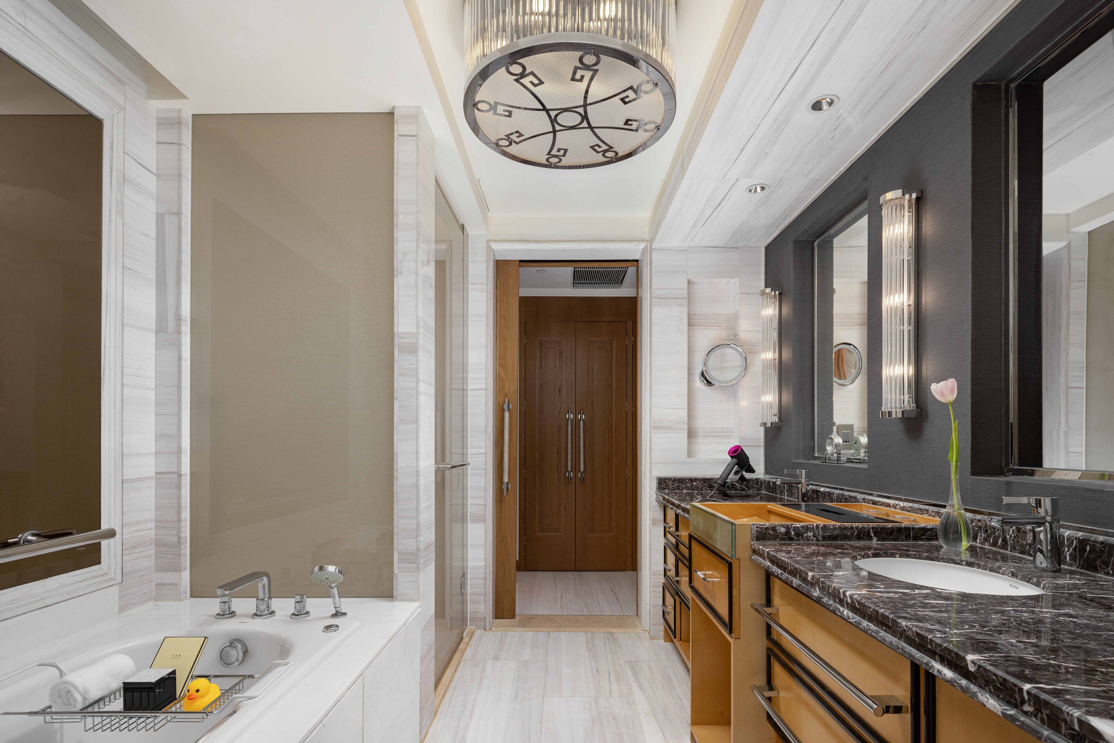 separate bathtub and shower, rainfall showerhead, free toiletries