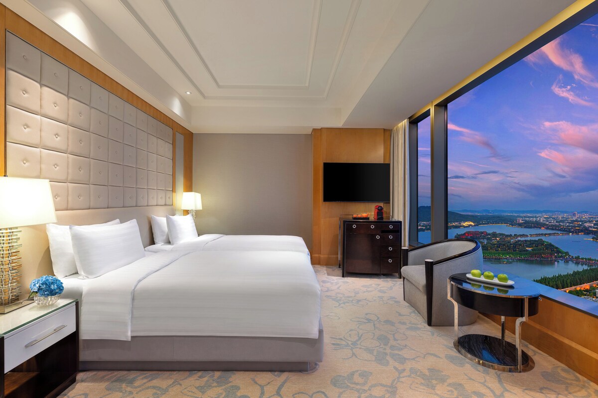 Deluxe Lake View Twin | Premium bedding, minibar, in-room safe, desk
