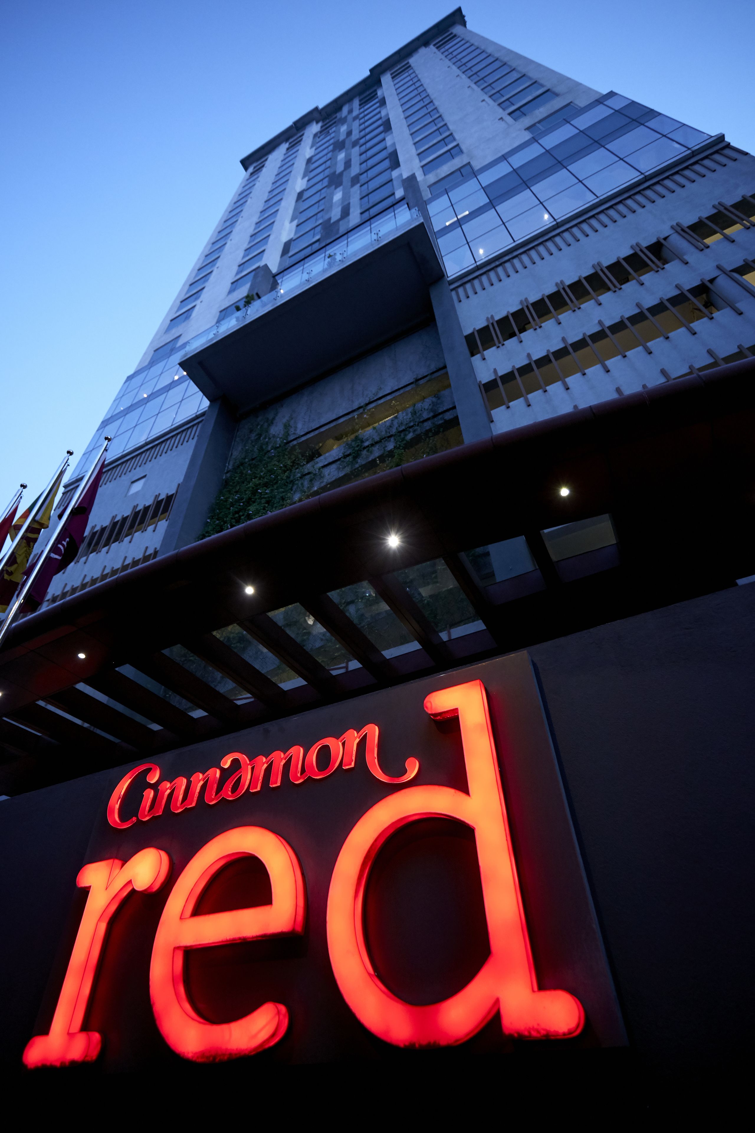 Een gebouw met een opvallend 'Cinnamon Red'-bord.