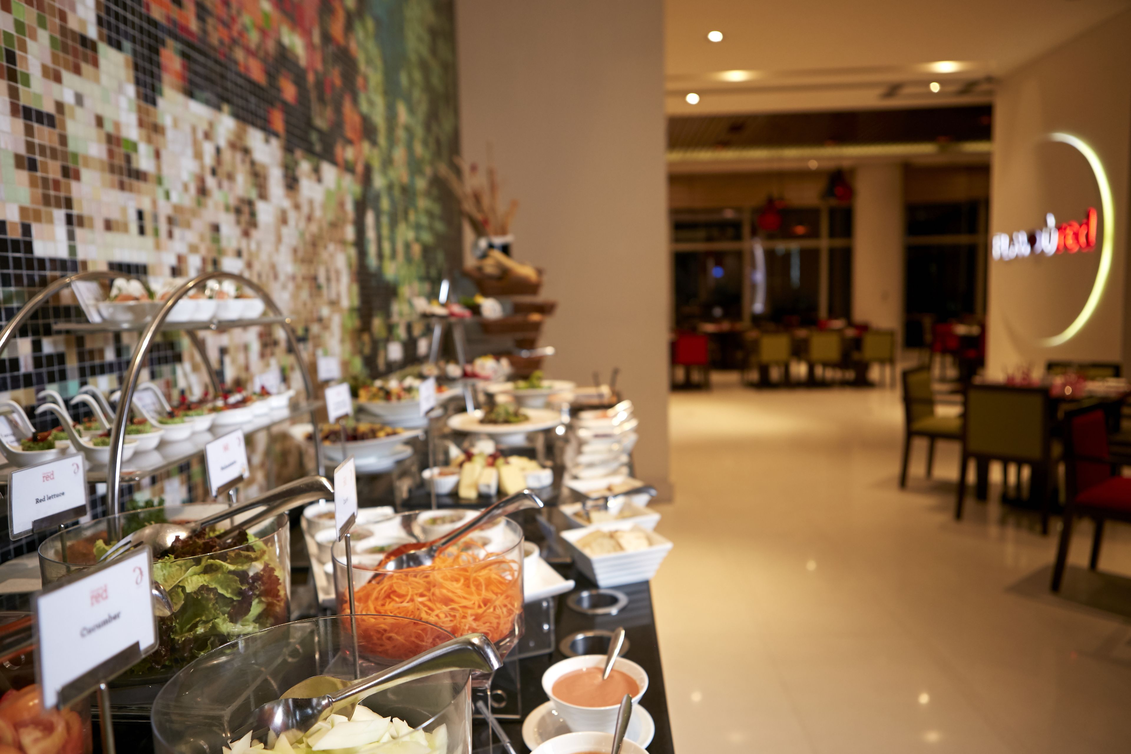 Un buffet proposant une variété de plats, avec différents postes de service et un décor intérieur moderne.