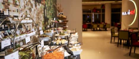 Ein Buffet mit verschiedenen Speiseauslagen und modernem Interieur.