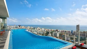 Piscine extérieure, chaises longues