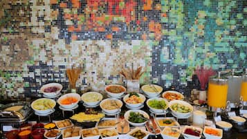 Un bufé con diferentes alimentos y utensilios.