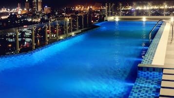 Utomhuspool med öppettider 07.00 till 21.00, och solstolar