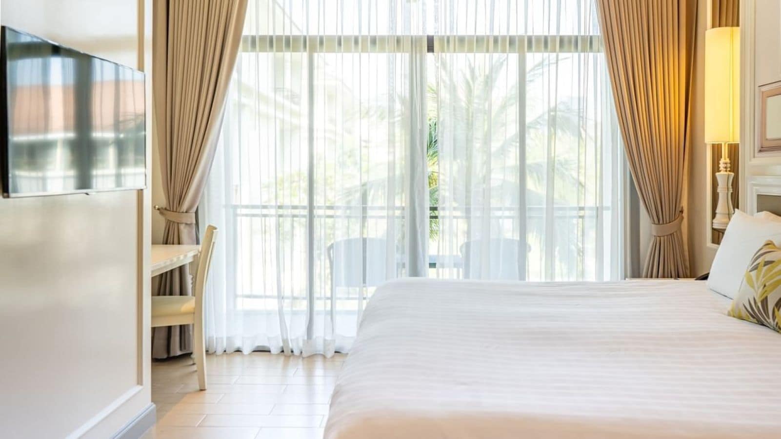 Deluxe Garden (24hrs use of room) | Minibar, caja de seguridad en la habitación y escritorio 