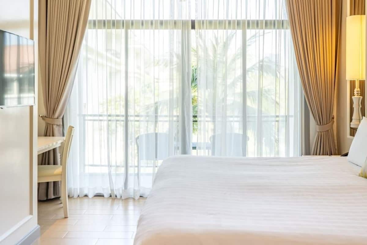 Deluxe kamer | Een minibar, een kluis op de kamer, een bureau, verduisterende gordijnen