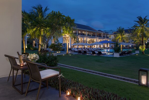 Minibar, coffres-forts dans les chambres, bureau, rideaux occultants