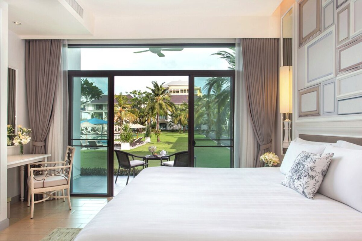 Terrace Garden Pool View (24 Hours Use of Room) | Minibar, safe på rommet, skrivebord og blendingsgardiner