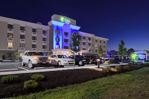 A Holiday Inn Express & Suites hotel with a parking lot and multiple vehicles. - Holiday Inn Express & Suites West Ocean City by IHG (Ocean City)