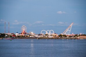 A waterfront view with a Ferris wheel, roller coaster, and a large white structure. - Holiday Inn Express & Suites West Ocean City by IHG (Ocean City)