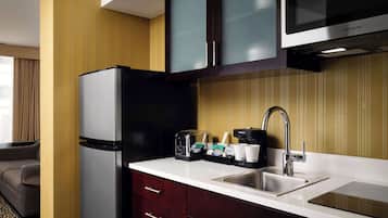 Refrigerador con freezer, microondas, utensilios de cocina