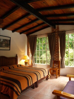 Habitación estándar | Caja de seguridad en la habitación y cortinas blackout 