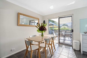 Refrigerador, cafetera/tetera, tetera/pava eléctrica