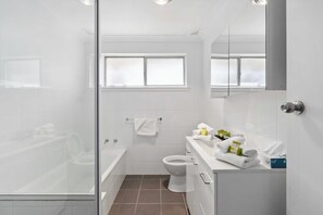 Feriehus - flere senge | Badeværelse | Bruser, gratis toiletartikler, hårtørrer, håndklæder