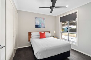 House | Desk, iron/ironing board, bed sheets - West End Motor Lodge (Orange)