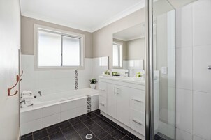 House | Bathroom | Shower, free toiletries, hair dryer, towels