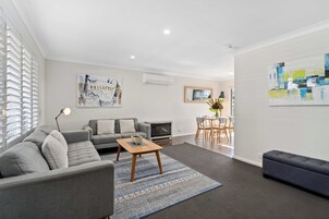 Three Bedroom Cottage | Living area | Plasma TV