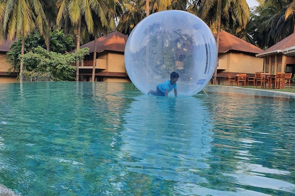 Una piscina al aire libre