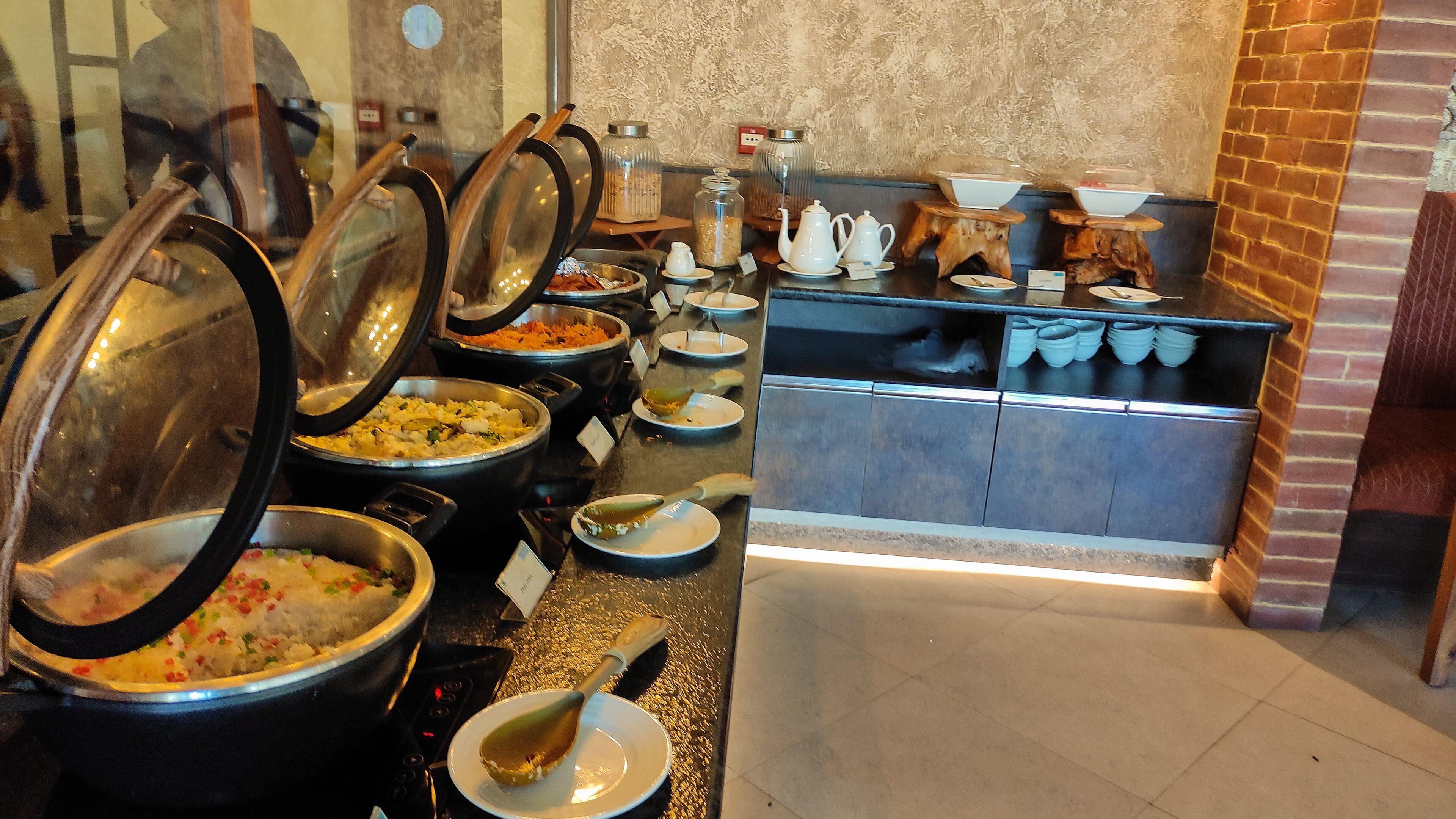 free buffet breakfast