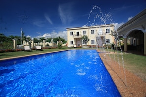 Piscina externa, funciona das 8h às 20h, espreguiçadeiras