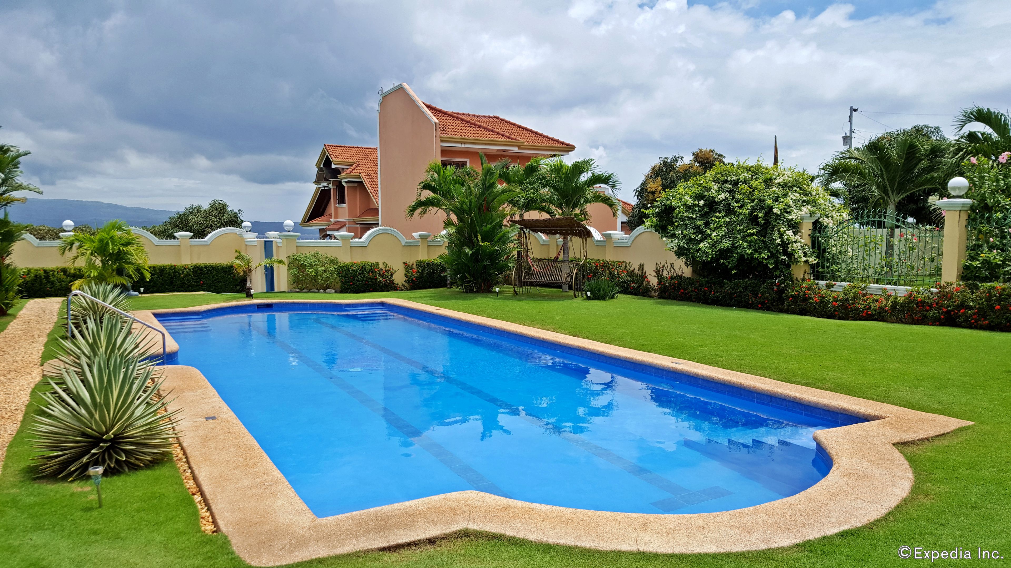 outdoor pool, open 8:00 am to 8:00 pm, pool loungers