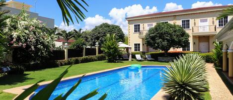 Udendørs pool, åben fra kl. 08.00 til kl. 20.00, liggestole