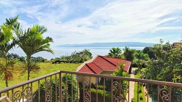 Deluxe Suite, 2 Queen Beds, Sea View | Terrace/patio