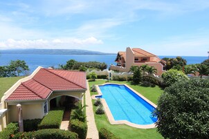 Outdoor pool, open 8:00 AM to 8:00 PM, pool loungers