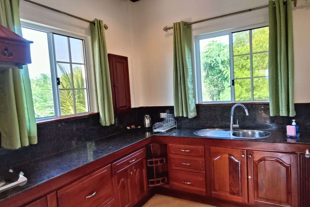 deluxe suite, 2 queen beds, sea view | private kitchen | full-sized fridge, stovetop, coffee/tea maker, electric kettle