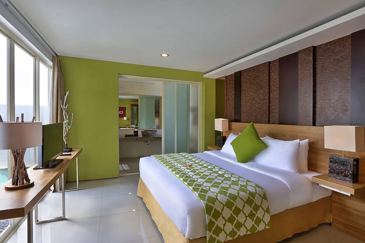 Minibar, brankas, meja kerja, dan kedap suara
