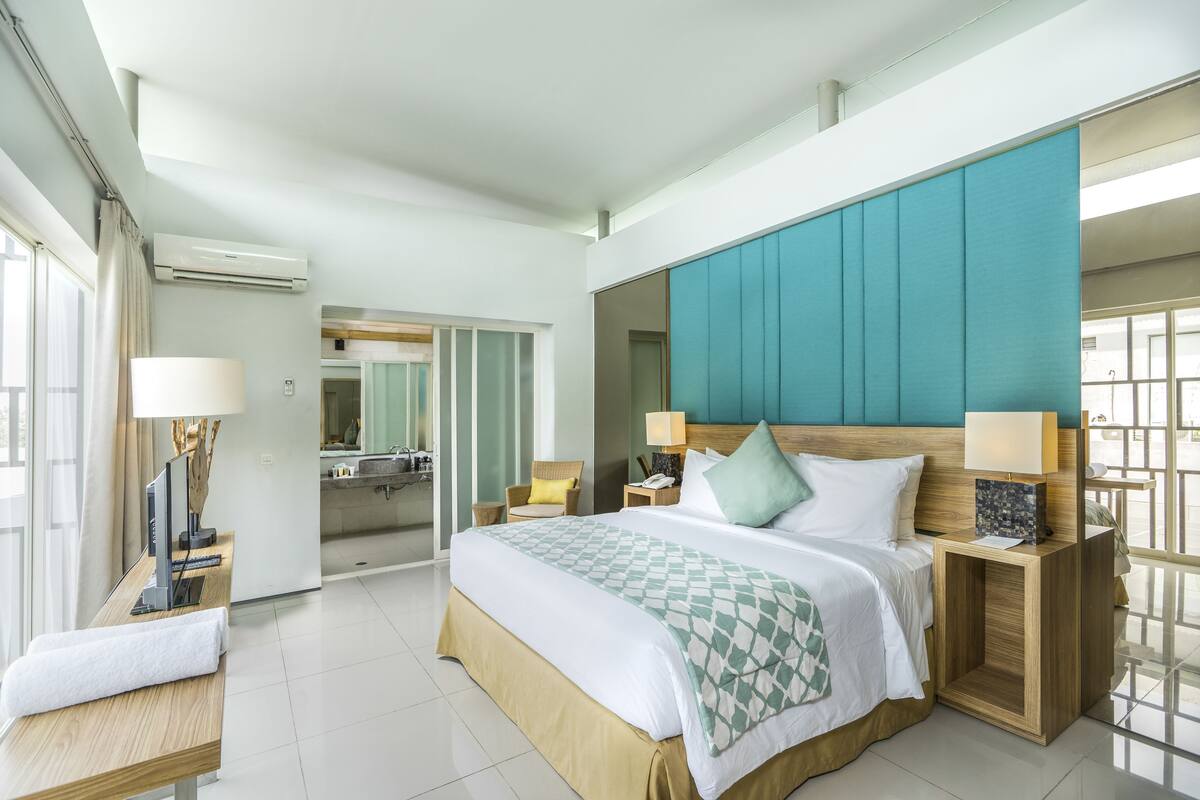 Minibar, brankas, meja kerja, dan kedap suara