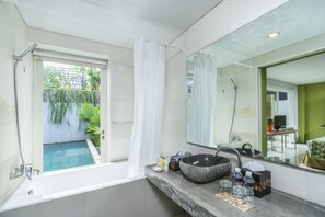 Kombinasi shower/bathtub dan perlengkapan mandi gratis