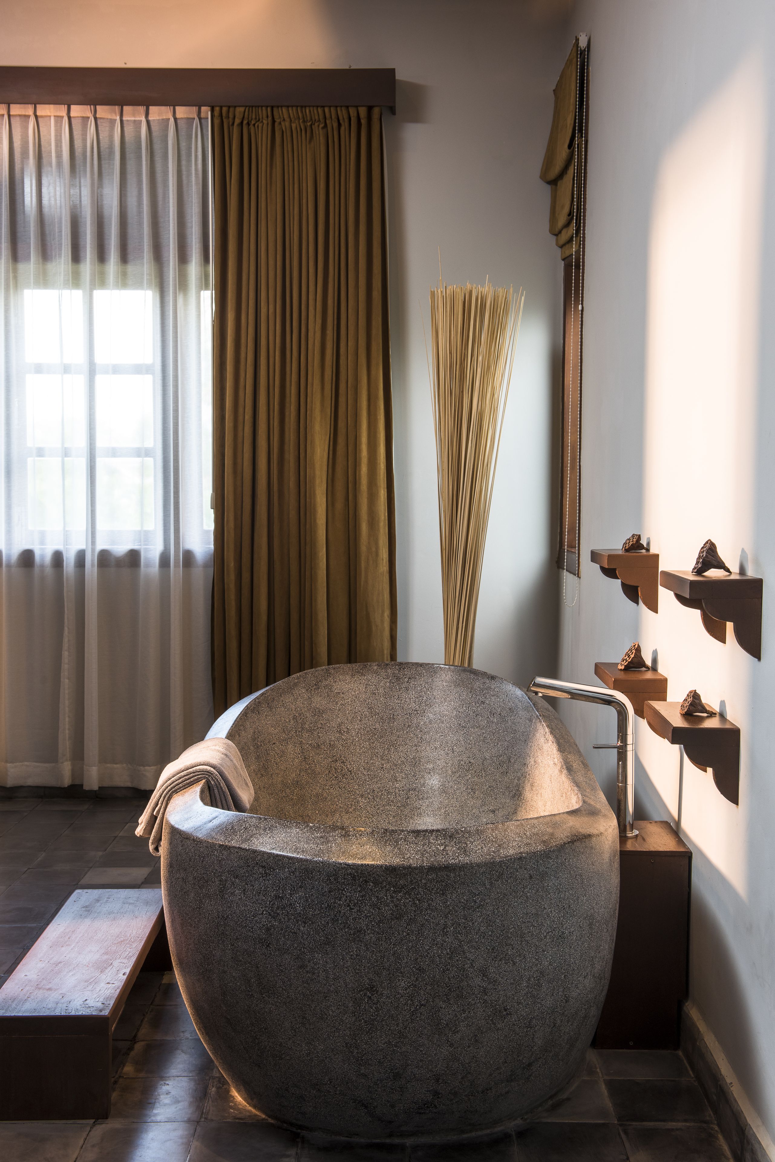 deep-soaking bathtub