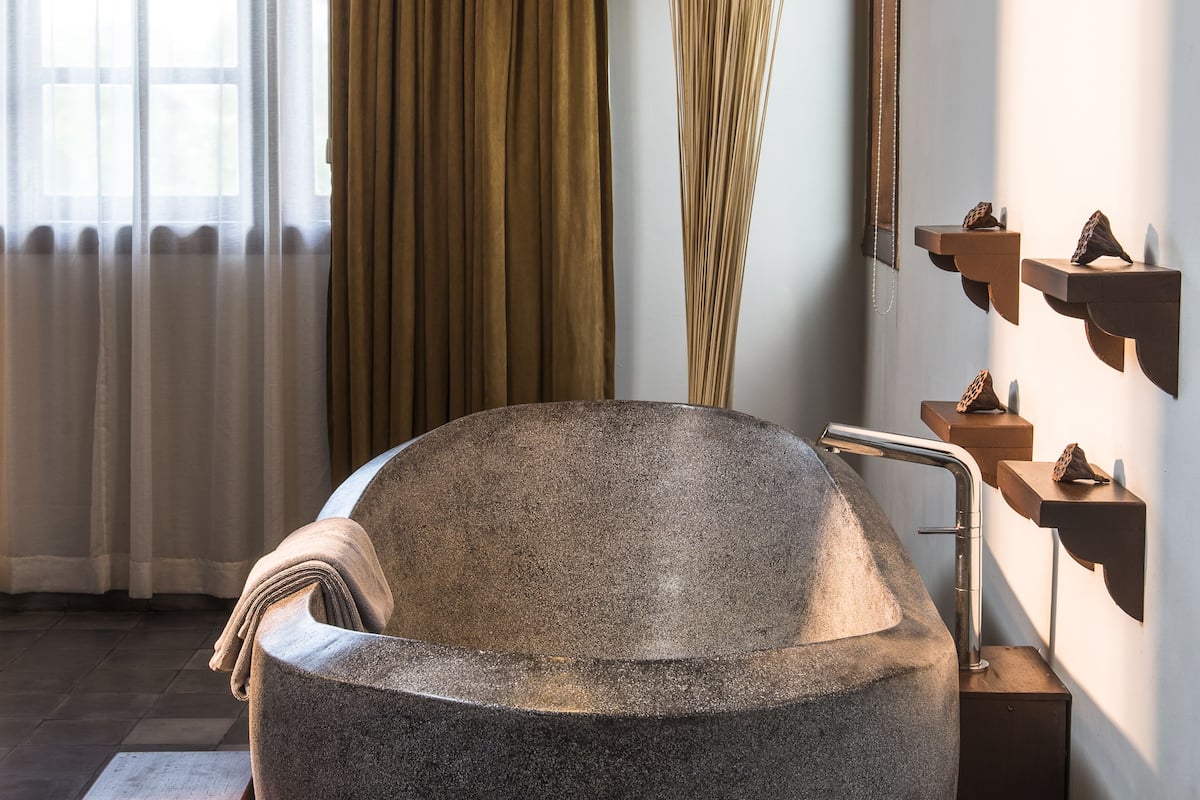 deep-soaking bathtub