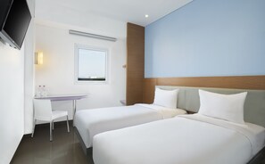 In-room safe, desk, free WiFi, bed sheets - Amaris Hotel Samarinda (Samarinda)