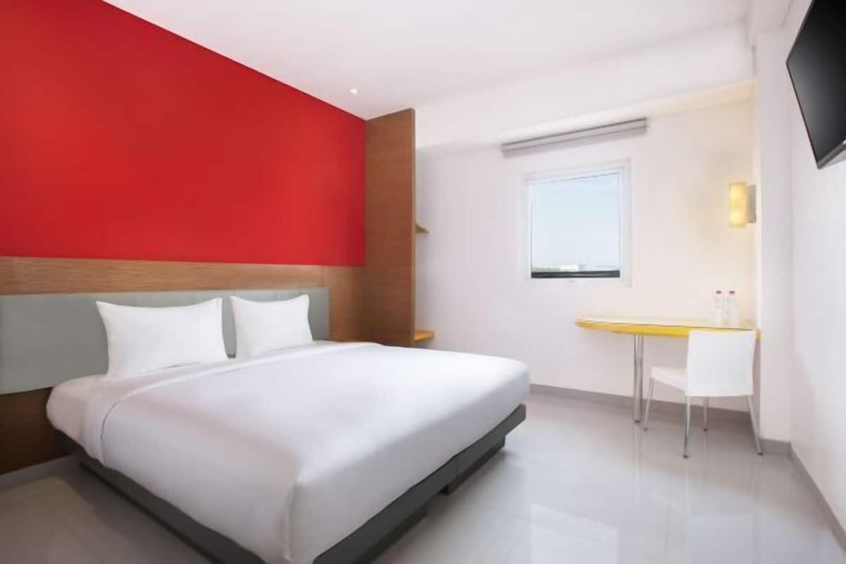 Een kluis op de kamer, een bureau, gratis wifi, beddengoed