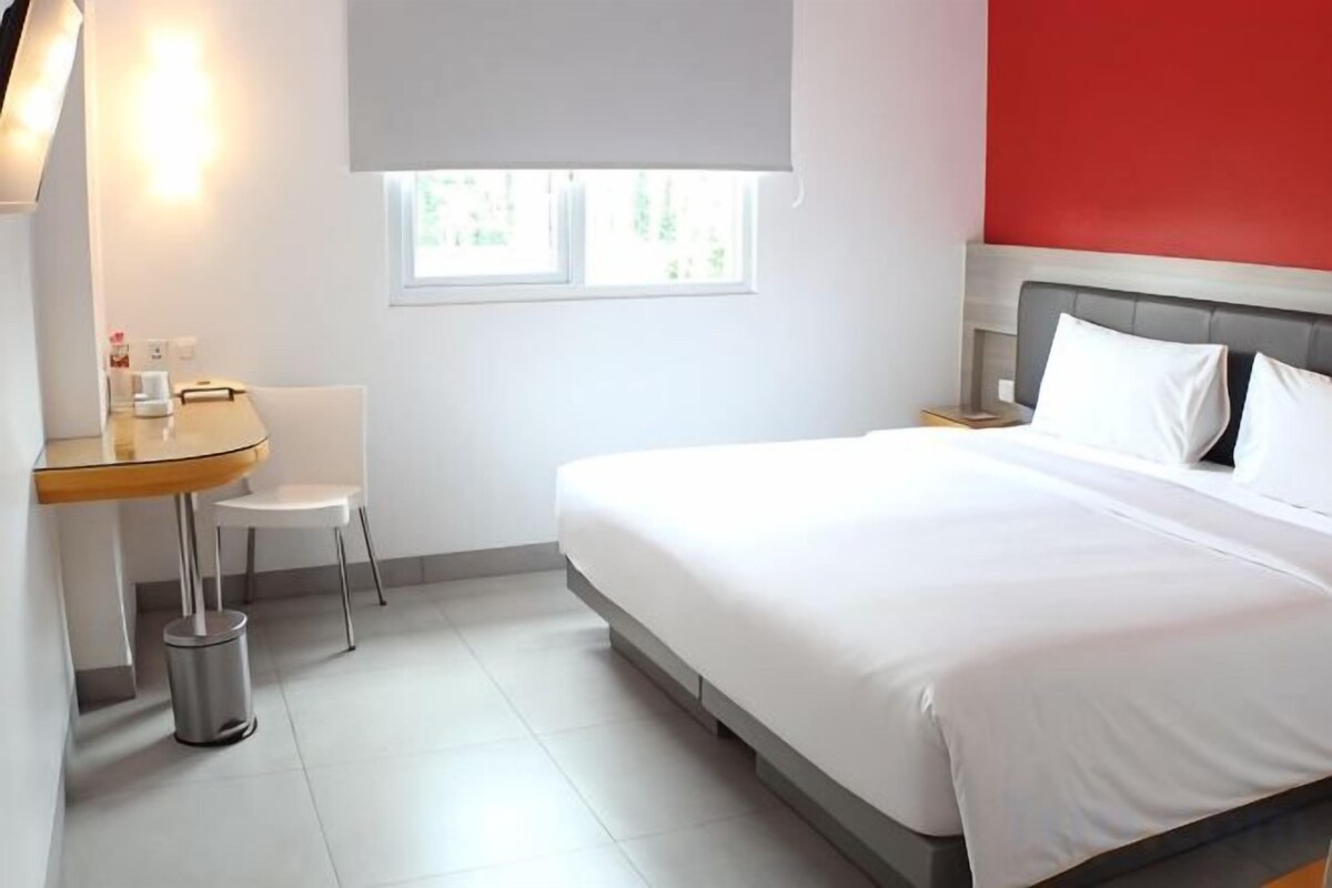 In-room safe, desk, WiFi (free), bed sheets