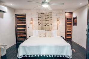Standard Suite, Garden View, Near Main Street (Brassia Suite) | Hochwertige Bettwaren, Minibar, Zimmersafe, kostenloses WLAN