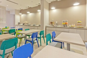 Free daily buffet breakfast