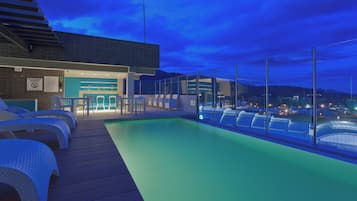 Piscina a l'aire lliure i gandules