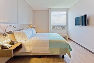 Minibar, caja de seguridad en la habitación y escritorio 
