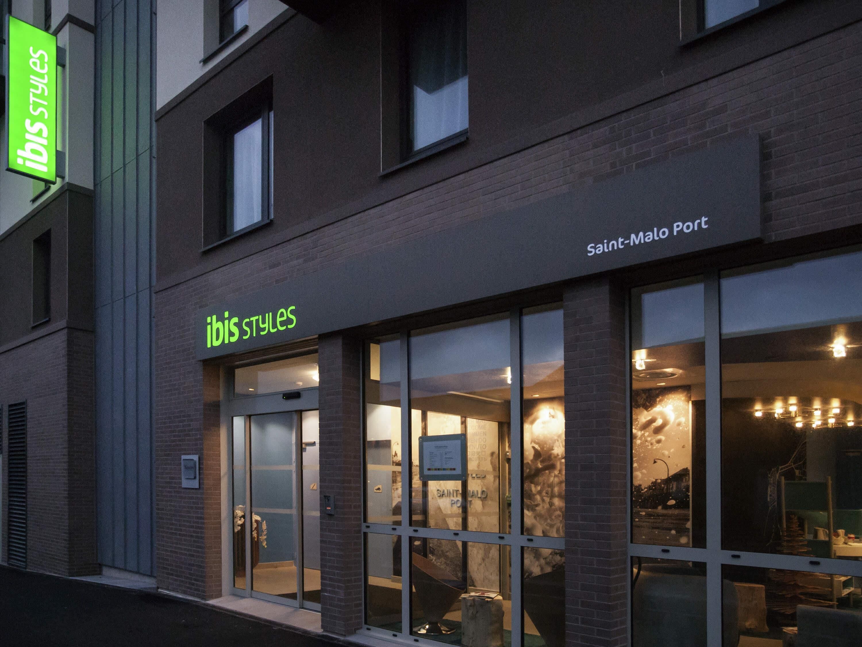 A building with a sign reading 'ibis styles' and 'Saint-Malo Port'.