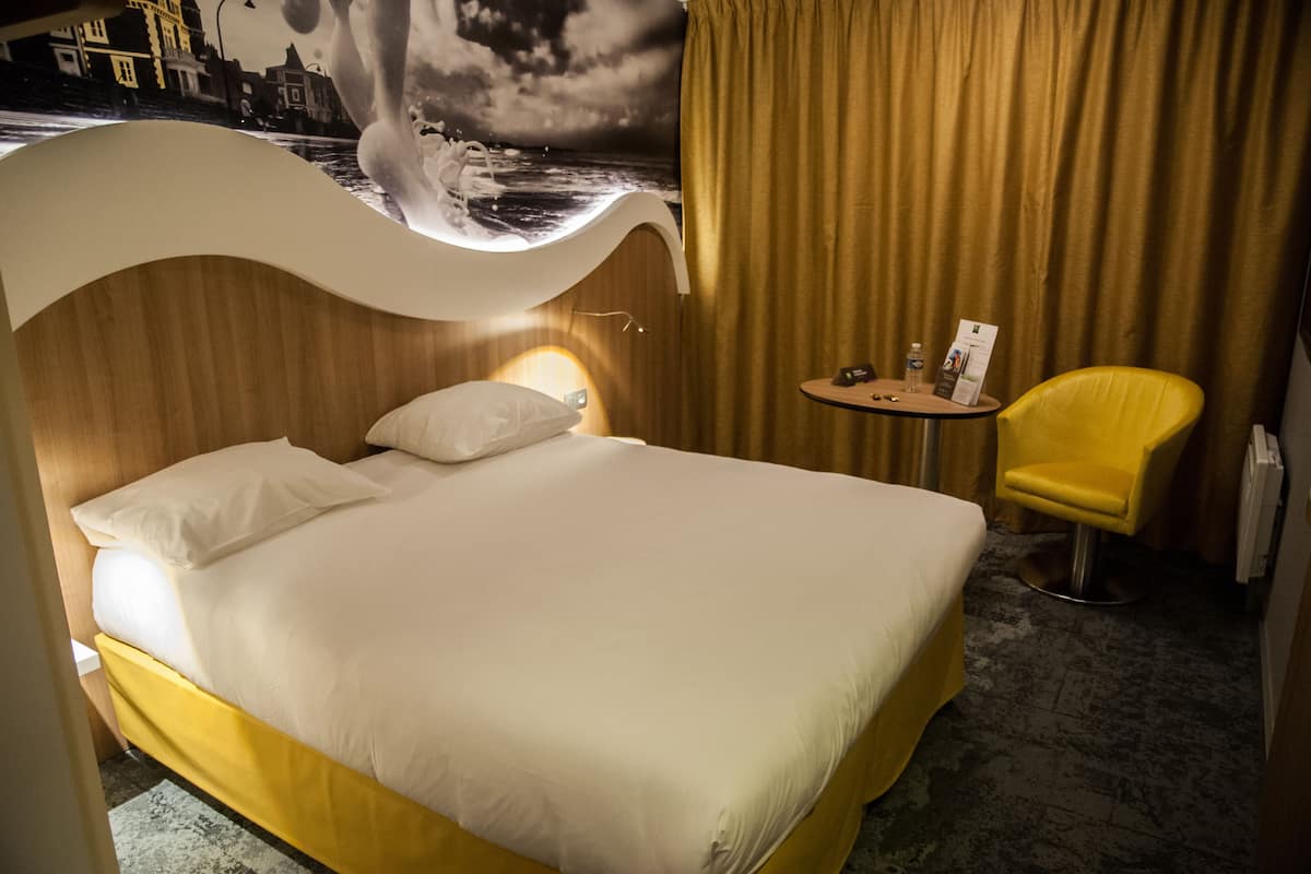 Sengetøy av topp kvalitet, skrivebord, blendingsgardiner og lydisolert