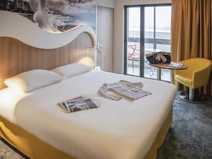 Standard Suite, 2 Katil Kelamin (Double) | Peralatan tempat tidur premium, meja, langsir/tirai gelap terus 