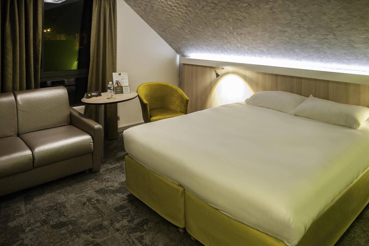 Suite estándar, 1 cama doble con sofá cama | Ropa de cama de alta calidad, escritorio, cortinas opacas