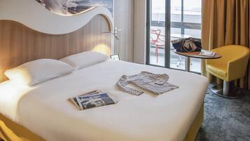 Luxe beddengoed, een bureau, verduisterende gordijnen