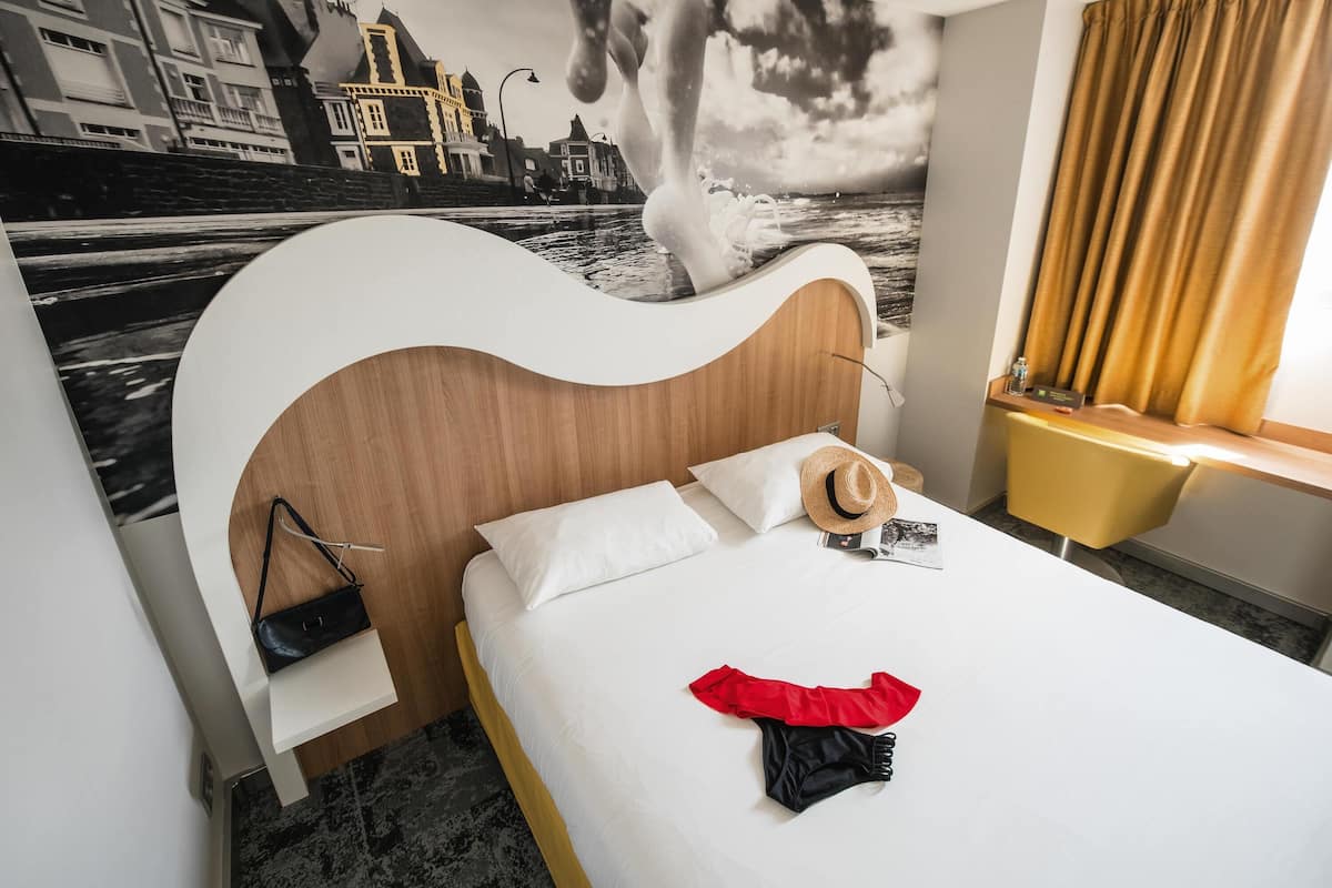 Rom – standard, 1 dobbeltseng | Sengetøy av topp kvalitet, skrivebord, blendingsgardiner og lydisolert