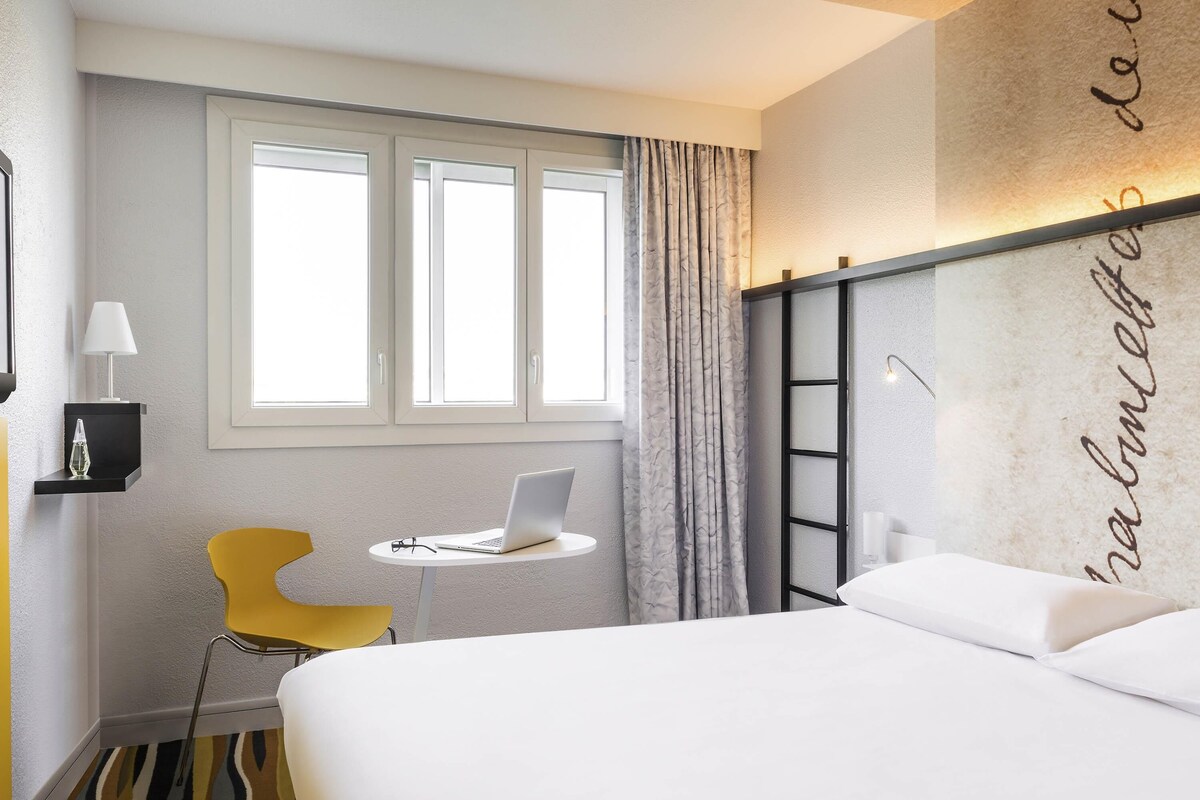 Habitación doble estándar, 1 cama matrimonial | Ropa de cama de alta calidad, escritorio, insonorización y wifi gratis