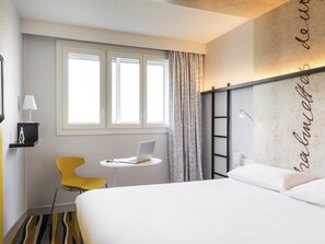 Habitación doble estándar, 1 cama matrimonial | Ropa de cama de alta calidad, escritorio, insonorización y wifi gratis 