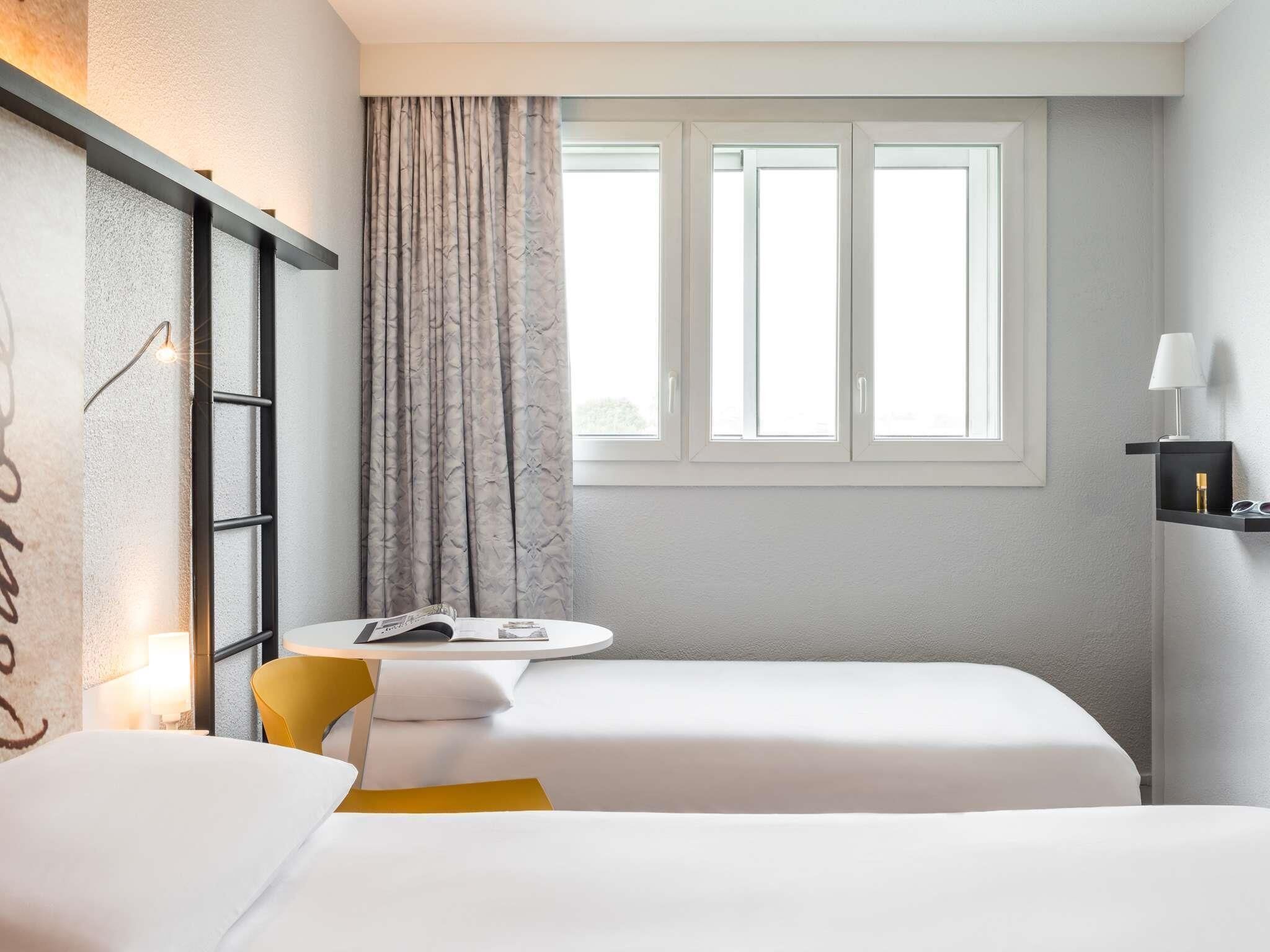 Premium bedding, desk, soundproofing, free WiFi